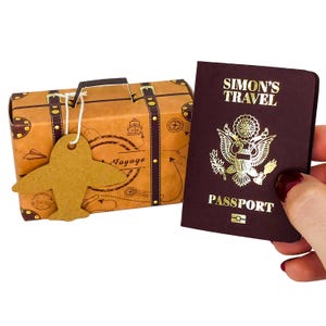 Mini passaporto personalizzato in lamina d'oro con valigia in confezione regalo, gratta e vinci a sorpresa per le vacanze, regalo di viaggio per il partner, annuncio di viaggio