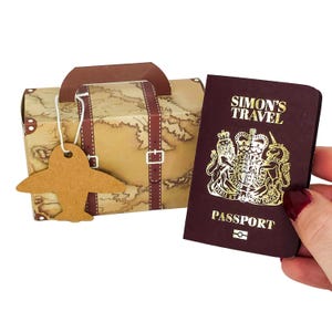 Mini passaporto personalizzato in lamina d'oro con valigia in confezione regalo, gratta e vinci a sorpresa per le vacanze, regalo di viaggio per il partner, annuncio di viaggio