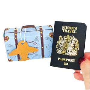 Mini passaporto personalizzato in lamina d'oro con valigia in confezione regalo, gratta e vinci a sorpresa per le vacanze, regalo di viaggio per il partner, annuncio di viaggio