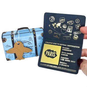 Gepersonaliseerd mini-goudfoliepaspoort met koffer geschenkdoos, verrassingskraskaart, reiscadeau voor partner, reisaankondiging