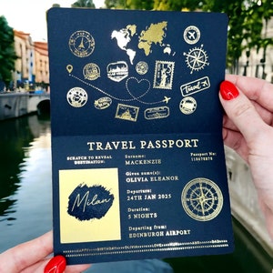 Cartão-presente surpresa para passaporte com raspadinha e revelação de bilhete de viagem em folha de ouro. Anúncio de feriado para namorados, aniversário, viagem de aniversário imagem 2