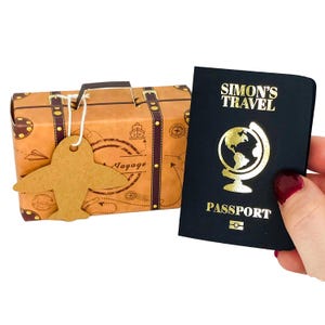 Mini passeport personnalisé en feuille d'or avec boîte-cadeau valise, carte à gratter surprise pour les fêtes de fin d'année, cadeau de voyage pour partenaire, faire-part de voyage