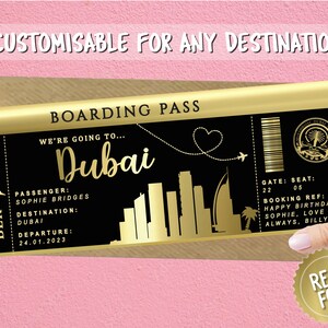 Dubaï ou toute autre surprise de vacances révéler un billet de voyage, une annonce de vacances, un billet personnalisé, un billet d’or, un week-end surprise