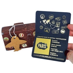 Mini passaporto personalizzato in lamina d'oro con valigia in confezione regalo, gratta e vinci a sorpresa per le vacanze, regalo di viaggio per il partner, annuncio di viaggio