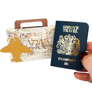 Mini passaporto personalizzato in lamina d'oro con valigia in confezione regalo, gratta e vinci a sorpresa per le vacanze, regalo di viaggio per il partner, annuncio di viaggio