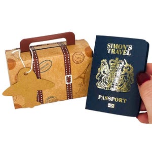 Mini passaporto personalizzato in lamina d'oro con valigia in confezione regalo, gratta e vinci a sorpresa per le vacanze, regalo di viaggio per il partner, annuncio di viaggio