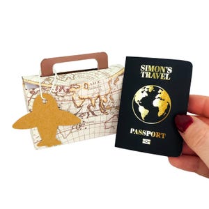 Mini passaporto personalizzato in lamina d'oro con valigia in confezione regalo, gratta e vinci a sorpresa per le vacanze, regalo di viaggio per il partner, annuncio di viaggio