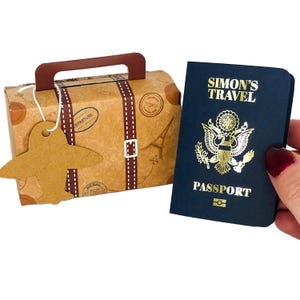 Mini passaporto personalizzato in lamina d'oro con valigia in confezione regalo, gratta e vinci a sorpresa per le vacanze, regalo di viaggio per il partner, annuncio di viaggio