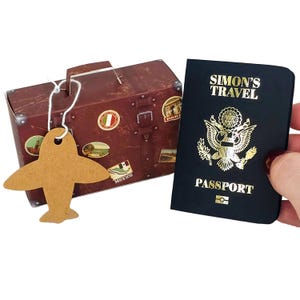Mini passaporto personalizzato in lamina d'oro con valigia in confezione regalo, gratta e vinci a sorpresa per le vacanze, regalo di viaggio per il partner, annuncio di viaggio