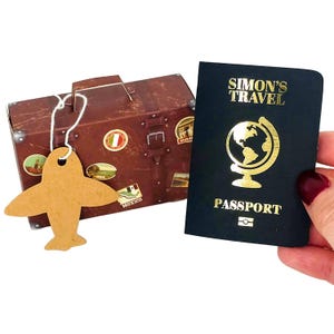 Mini passaporto personalizzato in lamina d'oro con valigia in confezione regalo, gratta e vinci a sorpresa per le vacanze, regalo di viaggio per il partner, annuncio di viaggio