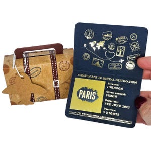 Mini passaporto personalizzato in lamina d'oro con valigia in confezione regalo, gratta e vinci a sorpresa per le vacanze, regalo di viaggio per il partner, annuncio di viaggio