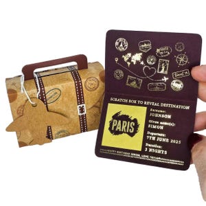 Mini passaporto personalizzato in lamina d'oro con valigia in confezione regalo, gratta e vinci a sorpresa per le vacanze, regalo di viaggio per il partner, annuncio di viaggio