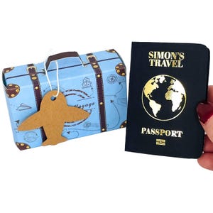 Mini passaporto personalizzato in lamina d'oro con valigia in confezione regalo, gratta e vinci a sorpresa per le vacanze, regalo di viaggio per il partner, annuncio di viaggio