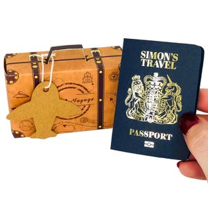 Mini passaporto personalizzato in lamina d'oro con valigia in confezione regalo, gratta e vinci a sorpresa per le vacanze, regalo di viaggio per il partner, annuncio di viaggio