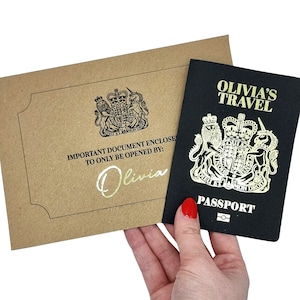 Gold Foil Passport Scratch & Reveal Travel Ticket Carta regalo a sorpresa. Annuncio di vacanza per San Valentino, anniversario, viaggio di compleanno