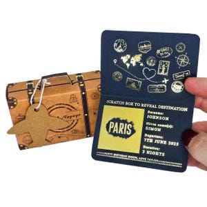 Mini passaporto personalizzato in lamina d'oro con valigia in confezione regalo, gratta e vinci a sorpresa per le vacanze, regalo di viaggio per il partner, annuncio di viaggio