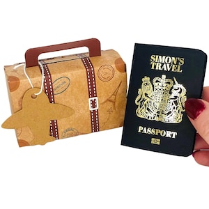 Mini passaporto personalizzato in lamina d'oro con valigia in confezione regalo, gratta e vinci a sorpresa per le vacanze, regalo di viaggio per il partner, annuncio di viaggio