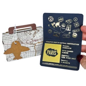 Mini passaporto personalizzato in lamina d'oro con valigia in confezione regalo, gratta e vinci a sorpresa per le vacanze, regalo di viaggio per il partner, annuncio di viaggio