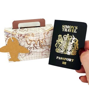 Mini passaporto personalizzato in lamina d'oro con valigia in confezione regalo, gratta e vinci a sorpresa per le vacanze, regalo di viaggio per il partner, annuncio di viaggio