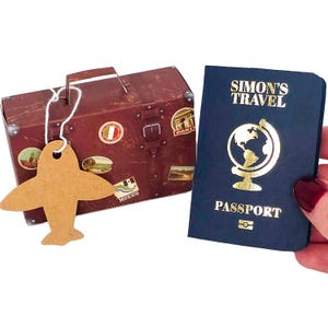Mini passaporto personalizzato in lamina d'oro con valigia in confezione regalo, gratta e vinci a sorpresa per le vacanze, regalo di viaggio per il partner, annuncio di viaggio