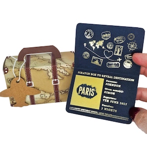 Mini passaporto personalizzato in lamina d'oro con valigia in confezione regalo, gratta e vinci a sorpresa per le vacanze, regalo di viaggio per il partner, annuncio di viaggio