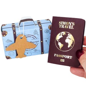 Mini passaporto personalizzato in lamina d'oro con valigia in confezione regalo, gratta e vinci a sorpresa per le vacanze, regalo di viaggio per il partner, annuncio di viaggio