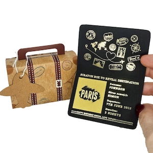 Mini passaporto personalizzato in lamina d'oro con valigia in confezione regalo, gratta e vinci a sorpresa per le vacanze, regalo di viaggio per il partner, annuncio di viaggio