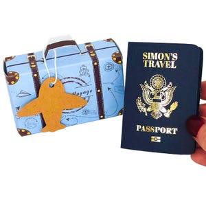 Mini passaporto personalizzato in lamina d'oro con valigia in confezione regalo, gratta e vinci a sorpresa per le vacanze, regalo di viaggio per il partner, annuncio di viaggio