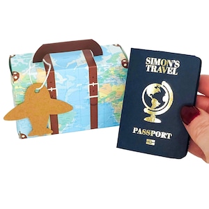 Mini passaporto personalizzato in lamina d'oro con valigia in confezione regalo, gratta e vinci a sorpresa per le vacanze, regalo di viaggio per il partner, annuncio di viaggio