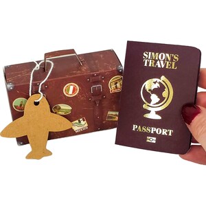 Mini passaporto personalizzato in lamina d'oro con valigia in confezione regalo, gratta e vinci a sorpresa per le vacanze, regalo di viaggio per il partner, annuncio di viaggio