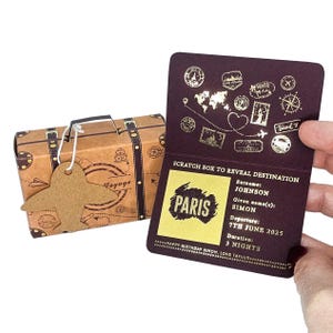 Mini passaporto personalizzato in lamina d'oro con valigia in confezione regalo, gratta e vinci a sorpresa per le vacanze, regalo di viaggio per il partner, annuncio di viaggio