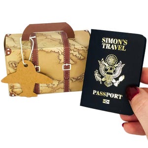 Mini passaporto personalizzato in lamina d'oro con valigia in confezione regalo, gratta e vinci a sorpresa per le vacanze, regalo di viaggio per il partner, annuncio di viaggio