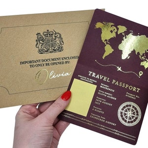 Passeport en feuille d'or Scratch & Reveal Travel Ticket Carte-cadeau surprise. Annonce de vacances pour la Saint-Valentin, anniversaire, voyage d'anniversaire.
