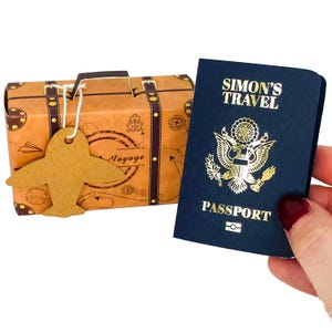 Mini passaporto personalizzato in lamina d'oro con valigia in confezione regalo, gratta e vinci a sorpresa per le vacanze, regalo di viaggio per il partner, annuncio di viaggio