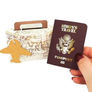 Mini passaporto personalizzato in lamina d'oro con valigia in confezione regalo, gratta e vinci a sorpresa per le vacanze, regalo di viaggio per il partner, annuncio di viaggio