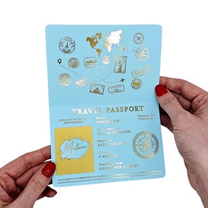 Goldfolie Passport Scratch & Reveal Travel Ticket Surprise Geschenkkarte. Feiertagsmitteilung für Valentinsgrüße, Jahrestag, Geburtstagsausflug weg