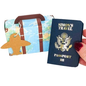 Mini passaporto personalizzato in lamina d'oro con valigia in confezione regalo, gratta e vinci a sorpresa per le vacanze, regalo di viaggio per il partner, annuncio di viaggio