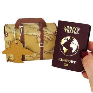 Mini passaporto personalizzato in lamina d'oro con valigia in confezione regalo, gratta e vinci a sorpresa per le vacanze, regalo di viaggio per il partner, annuncio di viaggio