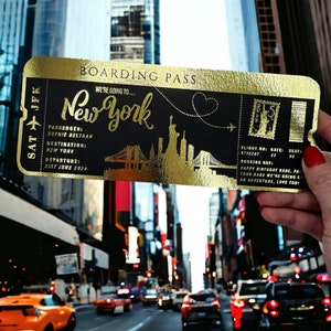 New York ou toute autre surprise des Fêtes révèle une carte d'embarquement en aluminium, un billet d'or, un week-end surprise, un billet de voyage personnalisé, un cadeau de voyage
