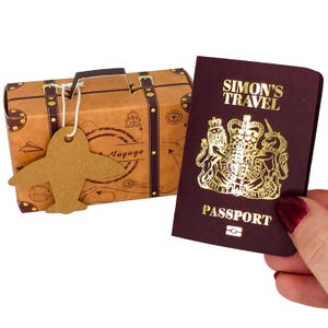 Mini passaporto personalizzato in lamina d'oro con valigia in confezione regalo, gratta e vinci a sorpresa per le vacanze, regalo di viaggio per il partner, annuncio di viaggio