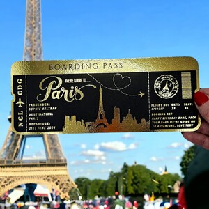 Paris ou tout autre événement surprise révélant une carte d'embarquement, un billet d'or, un week-end surprise, un billet de voyage personnalisé, un cadeau de voyage pour un événement