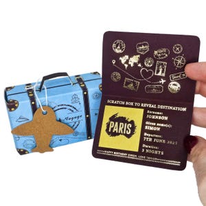 Mini passaporto personalizzato in lamina d'oro con valigia in confezione regalo, gratta e vinci a sorpresa per le vacanze, regalo di viaggio per il partner, annuncio di viaggio