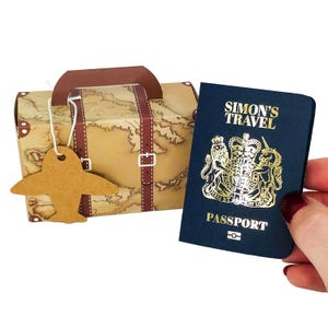 Mini passaporto personalizzato in lamina d'oro con valigia in confezione regalo, gratta e vinci a sorpresa per le vacanze, regalo di viaggio per il partner, annuncio di viaggio