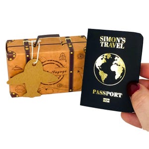 Mini passaporto personalizzato in lamina d'oro con valigia in confezione regalo, gratta e vinci a sorpresa per le vacanze, regalo di viaggio per il partner, annuncio di viaggio