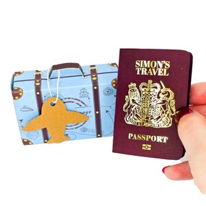 Mini passaporto personalizzato in lamina d'oro con valigia in confezione regalo, gratta e vinci a sorpresa per le vacanze, regalo di viaggio per il partner, annuncio di viaggio
