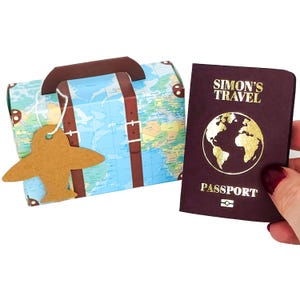 Mini passaporto personalizzato in lamina d'oro con valigia in confezione regalo, gratta e vinci a sorpresa per le vacanze, regalo di viaggio per il partner, annuncio di viaggio