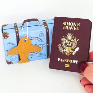 Mini passaporto personalizzato in lamina d'oro con valigia in confezione regalo, gratta e vinci a sorpresa per le vacanze, regalo di viaggio per il partner, annuncio di viaggio