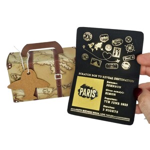Mini passaporto personalizzato in lamina d'oro con valigia in confezione regalo, gratta e vinci a sorpresa per le vacanze, regalo di viaggio per il partner, annuncio di viaggio