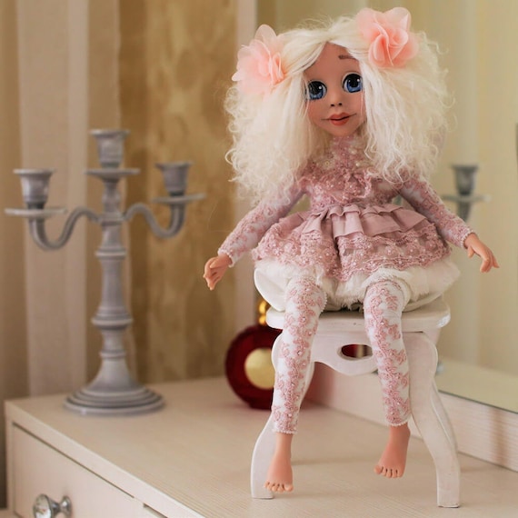 Interior Cute Artist Doll Kate-Excellent Decor for Your Living Room