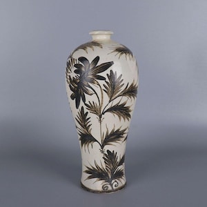 Chinese vintage porcelain Vase,Cizhou ware white glaze porcelain mei vase,Cizhou Kiln hand painted flowers pattern ceramic meiping bottle